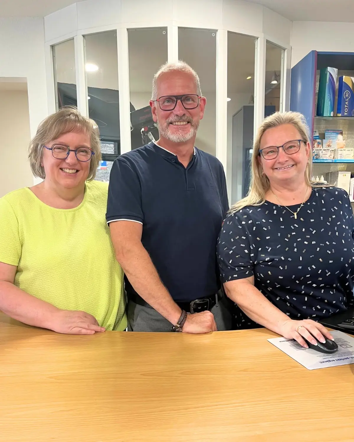 Team von Augenzuhause hinter dem Beratungstresen im Ladengeschäft