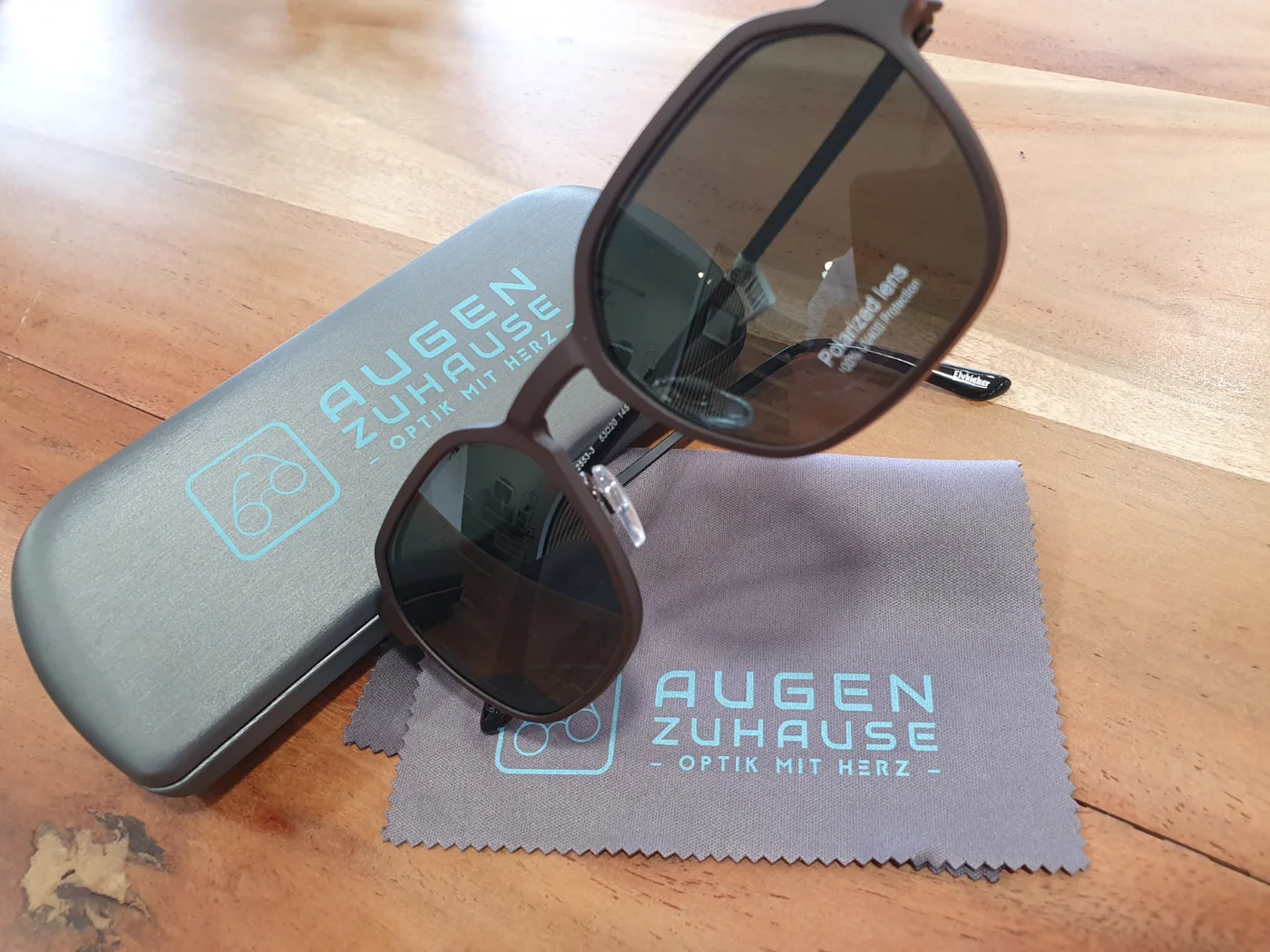 Elvkieker Sonnenbrille mit Augenzuhause Etui und Brillenputztuch