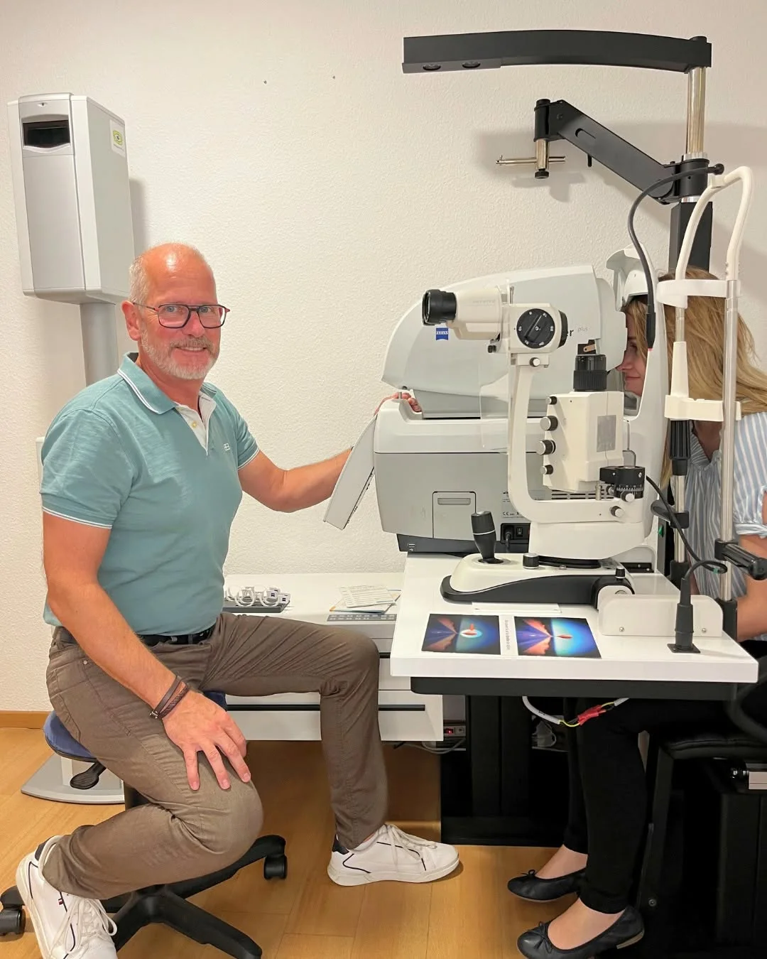 Augenoptiker führt bei einer Kundin eine Augenglasbestimmung durch